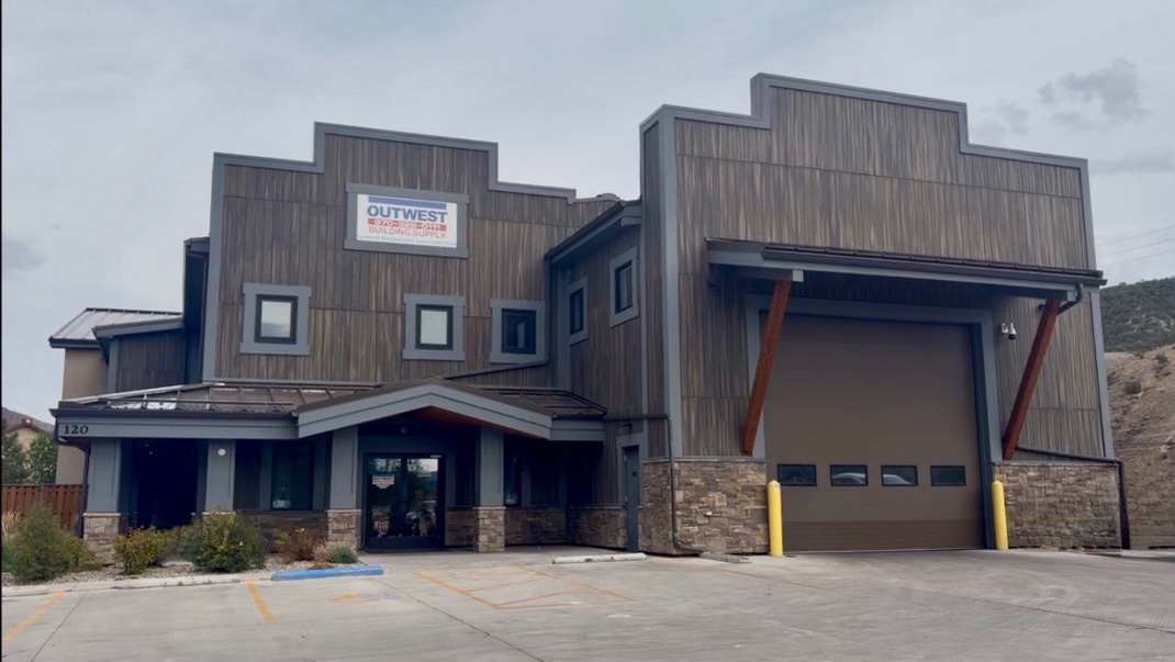 Exterior y flotilla de la sucursal de Outwest en Eagle