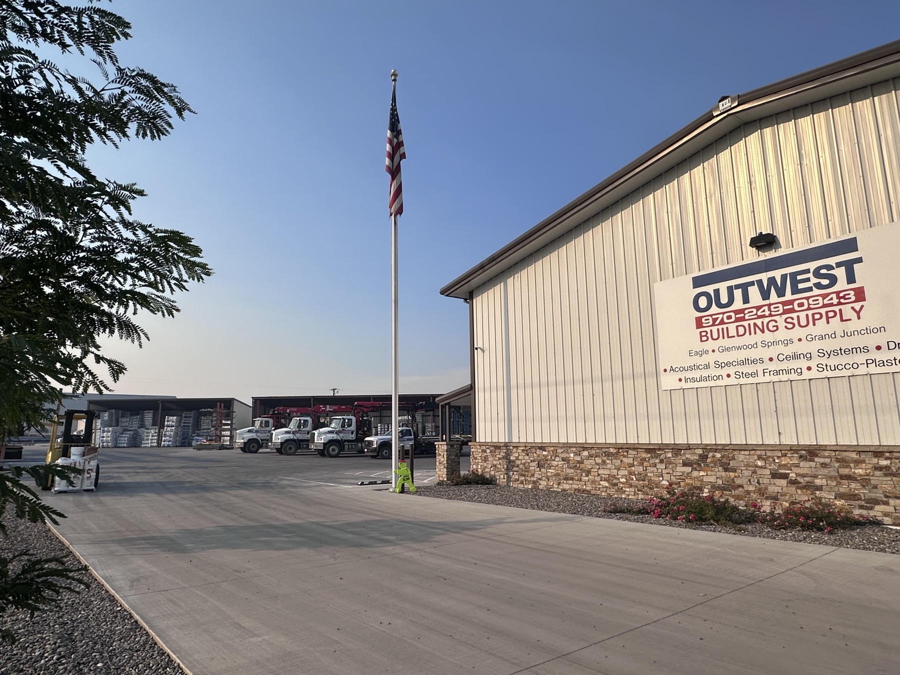 Exterior y flotilla de la sucursal de Outwest en Montrose